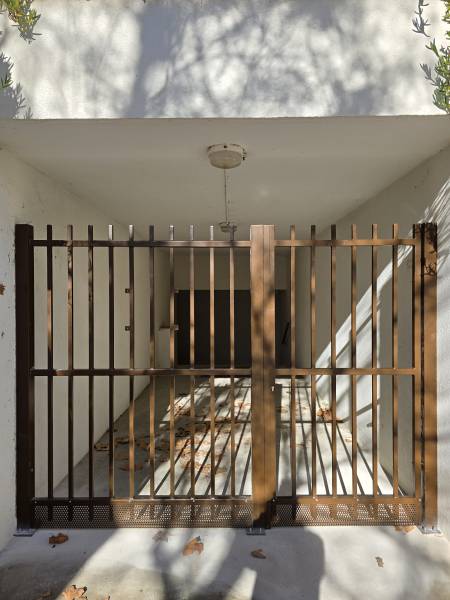 Fabrication et pose d'un ensemble barrière et portillon thermolaqué pour une résidence à La Grande Motte proche de Lattes dans l'Hérault