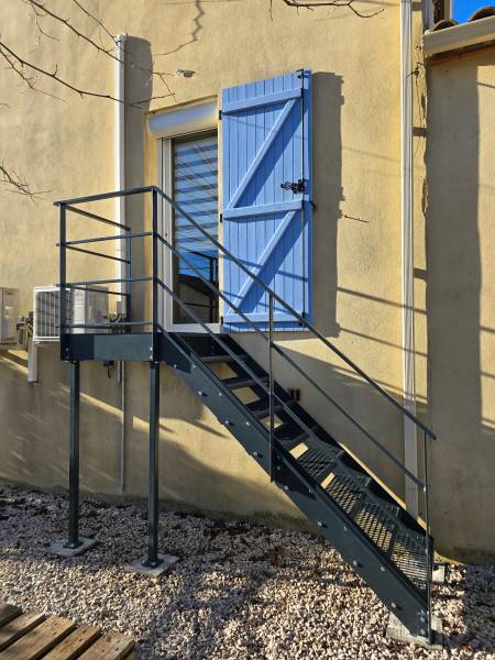 Création d'un escalier thermolaqué en extérieur avec marche en caillebotis à Fabrègues proche de Saint Jean de Védas