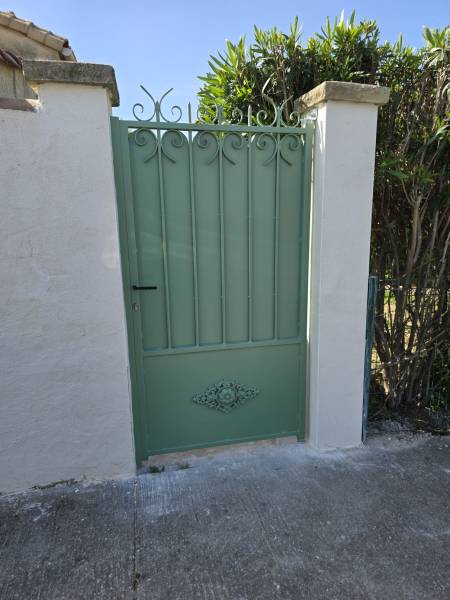 Réalisation d'un portillon de style traditionnel méditerranéen en fer forgé à Vic-la-Gardiole proche de Montpellier dans l'Hérault