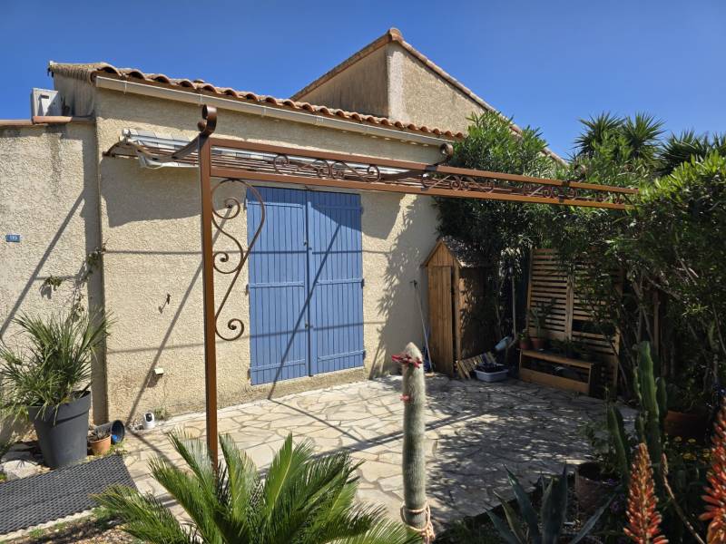 Réalisation d'une pergola de style traditionnel méditerranéen en fer forgé à Vic-la-Gardiole proche de Montpellier dans l'Hérault