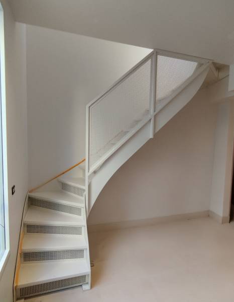 Fabrication et pose de marches d’escalier en acier thermolaqué et garde-corps thermolaqué pour intérieur moderne et design à Sète proche de Montpellier